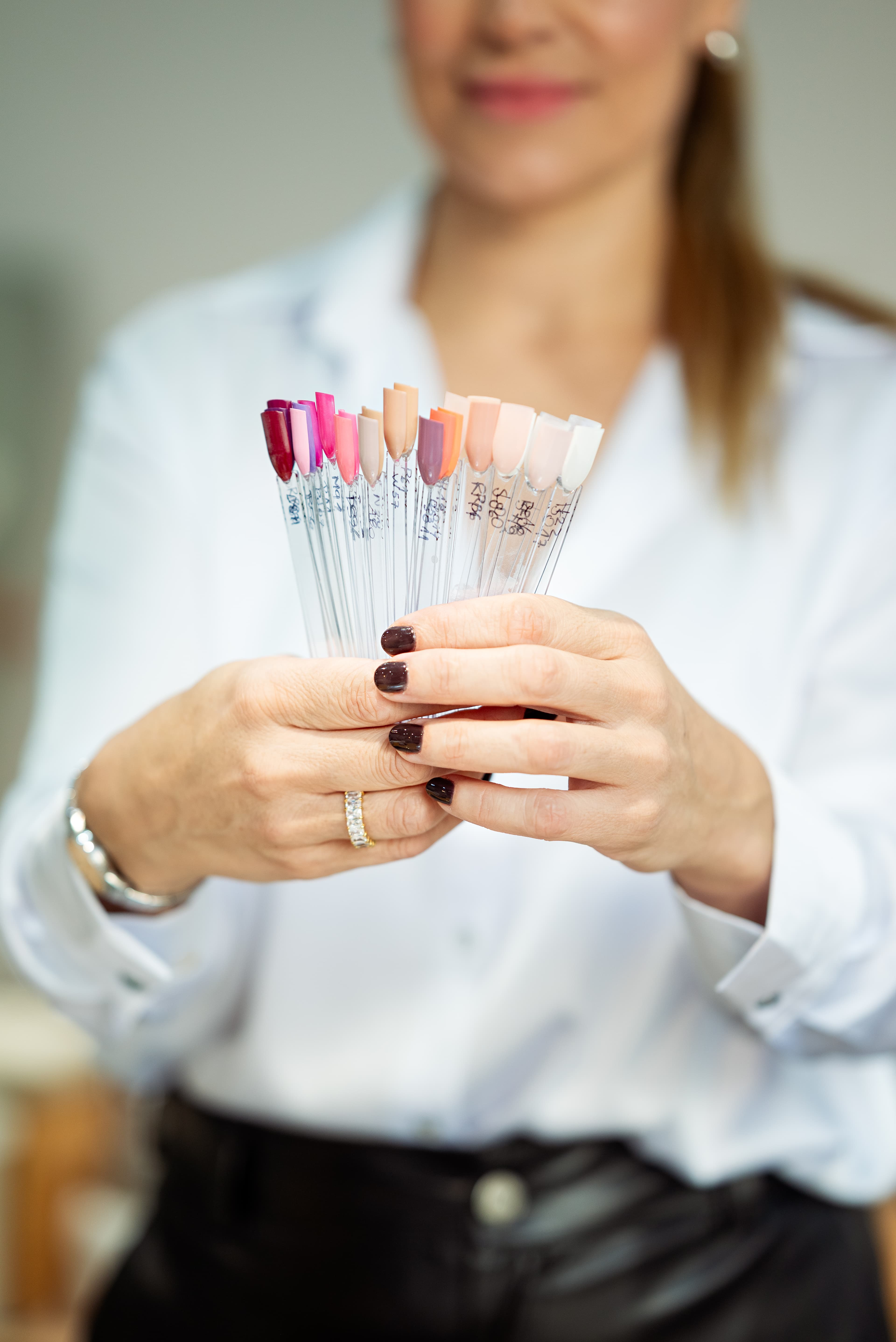 Nail art con colores vibrantes — Fedra salón de uñas Rosario